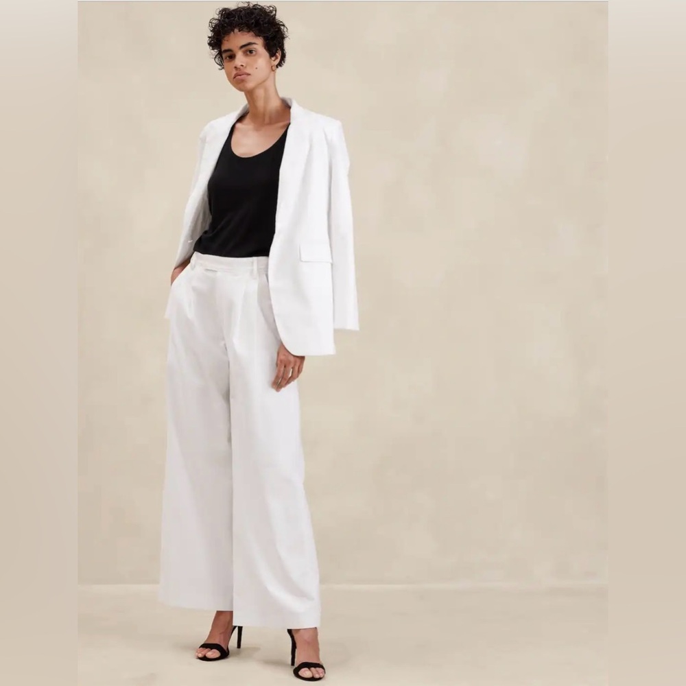NEW w/ TAG Banana Republic white linen pleaded wide leg trousers.